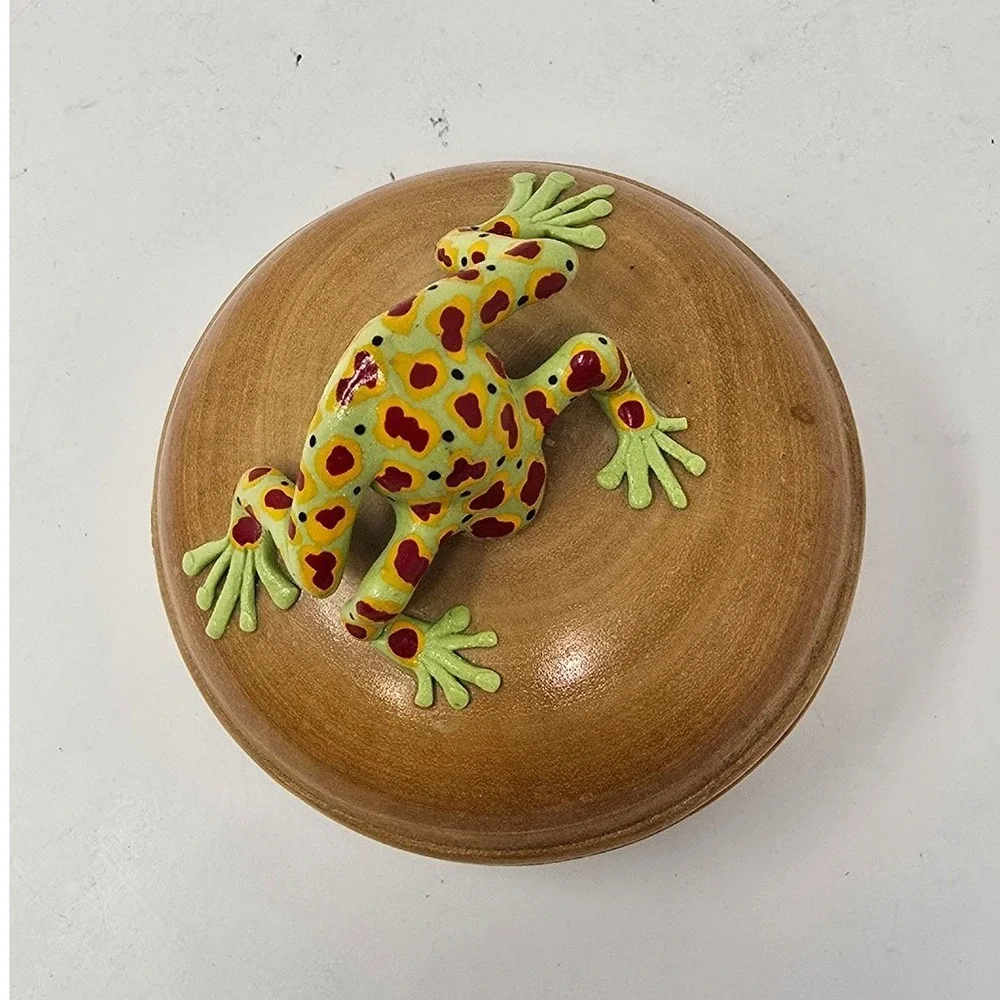 Vtg whimsical wooden trinket box poison dart frog stuck in the lid amphibian